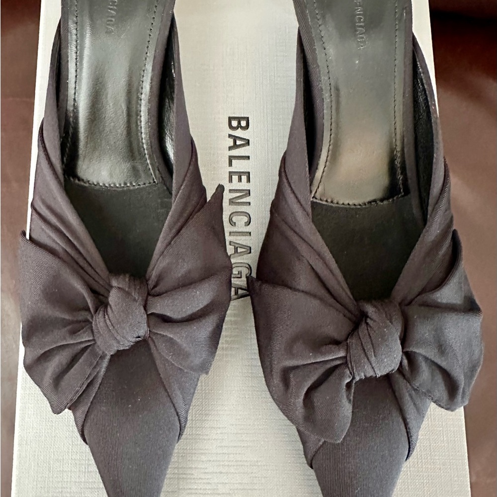 Balenciaga Jet Black Knotted Pointed-Toe Kitten Heel size 5.5 but will fit a 6. - Picture 9 of 13